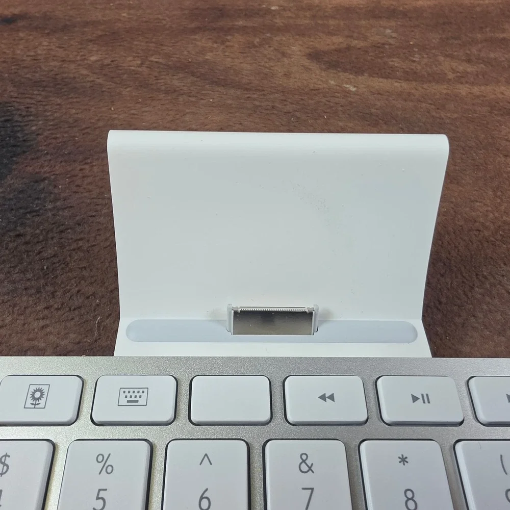 Apple iPad Keyboard Dock A1359 White Silver Good 30-Pin Connector MC359LL/A